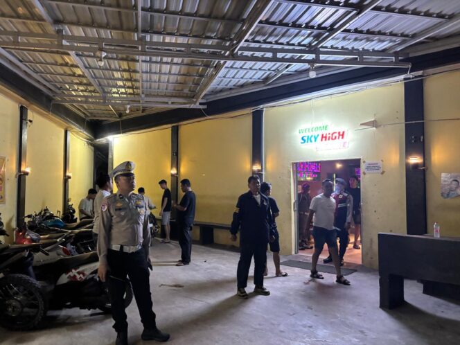 
					Polres Labuhanbatu bersama TNI dan Satpol PP meningkatkan pengawasan keamanan melalui Patroli Tiga Pilar pada malam akhir pekan, Sabtu (27/06/2026)