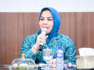 Ketua TP PKK Kabupaten Labuhanbatu, Ny. Hj. Wan Juma Sari Dewi Jamri saat memimpin dalam rapat bulanan terintegrasi yang berlangsung di Aula Kantor TP PKK Kabupaten Labuhanbatu, Jalan WR Supratman, Kamis (16/07/2026)