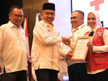Bupati Labuhanbatu Maya Hasmita menerima penghargaan dari PMI Sumatera Utara atas kontribusi dalam mendukung penanganan tanggap darurat bencana