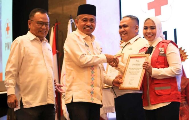 
					Bupati Labuhanbatu Maya Hasmita menerima penghargaan dari PMI Sumatera Utara atas kontribusi dalam mendukung penanganan tanggap darurat bencana