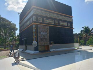 Masjid Replika Ka'bah Darul SEP di Jalan Lintas Sumatera, Aek Nabara, Kecamatan Bilah Hulu, Kabupaten Labuhanbatu