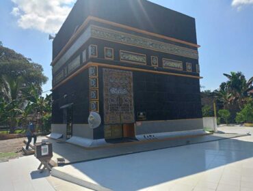 Masjid Replika Ka'bah Darul SEP di Jalan Lintas Sumatera, Aek Nabara, Kecamatan Bilah Hulu, Kabupaten Labuhanbatu
