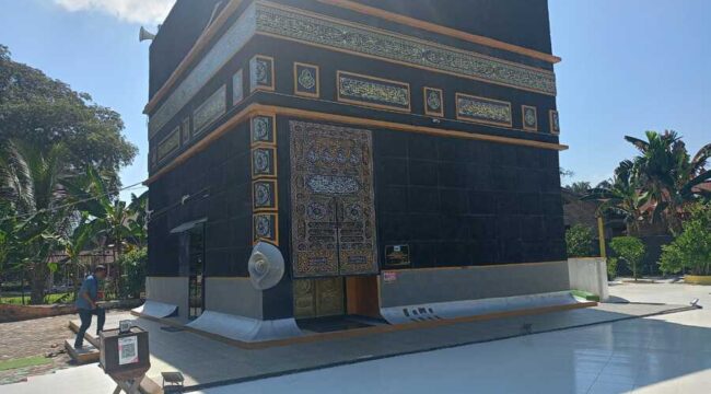 Masjid Replika Ka'bah Darul SEP di Jalan Lintas Sumatera, Aek Nabara, Kecamatan Bilah Hulu, Kabupaten Labuhanbatu