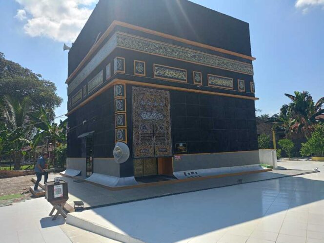 
					Masjid Replika Ka'bah Darul SEP di Jalan Lintas Sumatera, Aek Nabara, Kecamatan Bilah Hulu, Kabupaten Labuhanbatu