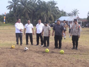 Wakil Bupati Labuhanbatu H. Jamri, ST membuka Turnamen Open Mini Soccer Jabir Cup III di Dusun Wonosari, Desa Sei Tampang, Bilah Hilir