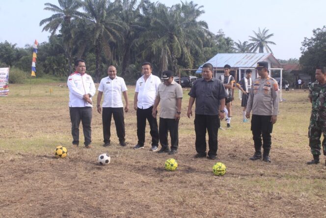 
					Wakil Bupati Labuhanbatu H. Jamri, ST membuka Turnamen Open Mini Soccer Jabir Cup III di Dusun Wonosari, Desa Sei Tampang, Bilah Hilir