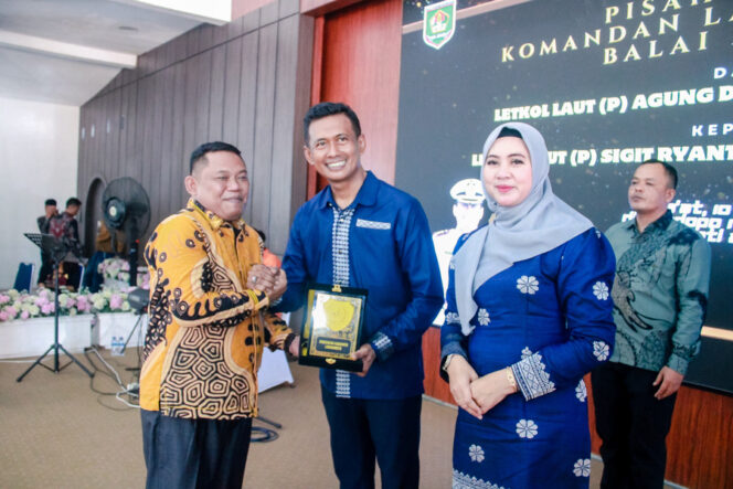 
					Wakil Bupati Labuhanbatu H. Jamri, ST menghadiri acara pisah sambut Komandan Lanal Tanjung Balai Asahan di Pendopo Rumah Dinas Bupati Asahan. Momentum ini menjadi awal penguatan kerja sama antara TNI Angkatan Laut dan pemerintah d