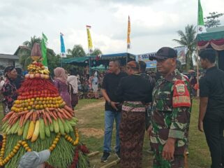 Koramil 01/AK melalui Babinsa Serda Mardiansyah menghadiri Kirab Gunungan Sedekah Bumi di Desa Sonomartani, Kecamatan Kualuh Hulu, Labuhanbatu Utara
