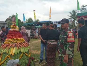 Koramil 01/AK melalui Babinsa Serda Mardiansyah menghadiri Kirab Gunungan Sedekah Bumi di Desa Sonomartani, Kecamatan Kualuh Hulu, Labuhanbatu Utara
