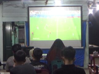 Ratusan warga memadati Warkop Bunda Asrama Kodim 0209/Labuhanbatu untuk menyaksikan laga Inggris vs Norwegia pada babak 8 besar Piala Dunia 2026