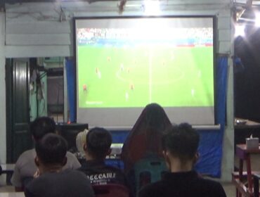 Ratusan warga memadati Warkop Bunda Asrama Kodim 0209/Labuhanbatu untuk menyaksikan laga Inggris vs Norwegia pada babak 8 besar Piala Dunia 2026