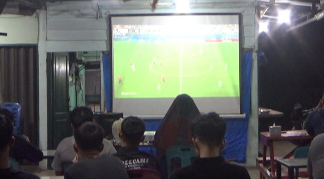 Ratusan warga memadati Warkop Bunda Asrama Kodim 0209/Labuhanbatu untuk menyaksikan laga Inggris vs Norwegia pada babak 8 besar Piala Dunia 2026