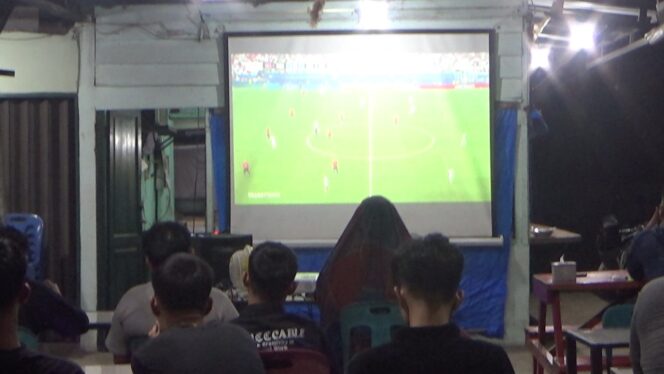 
					Ratusan warga memadati Warkop Bunda Asrama Kodim 0209/Labuhanbatu untuk menyaksikan laga Inggris vs Norwegia pada babak 8 besar Piala Dunia 2026