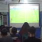 Ratusan warga memadati Warkop Bunda Asrama Kodim 0209/Labuhanbatu untuk menyaksikan laga Inggris vs Norwegia pada babak 8 besar Piala Dunia 2026