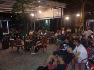 Koramil 10/TM Kodim 0209/Labuhanbatu menggelar nonton bareng Piala Dunia 2026 bersama masyarakat Desa Kampung Perlabian