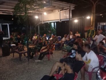 Koramil 10/TM Kodim 0209/Labuhanbatu menggelar nonton bareng Piala Dunia 2026 bersama masyarakat Desa Kampung Perlabian