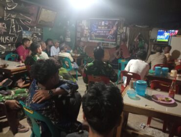 Koramil 03/SB Kodim 0209/Labuhanbatu menggelar nonton bareng Piala Dunia 2026 bersama masyarakat sebagai wujud nyata kemanunggalan TNI dengan rakyat
