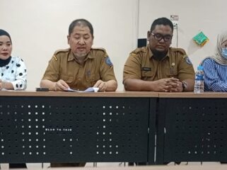 Direktur RSUD Rantauprapat, dr. Adi Subrata, Sp.A., M.K.M., didampingi jajaran manajemen RSUD Rantauprapat saat menggelar pertemuan dengan sejumlah awak media di Ruang Rapat Gedung D RSUD Rantauprapat, terkait video viral di medsos, Senin (13/07/2026)