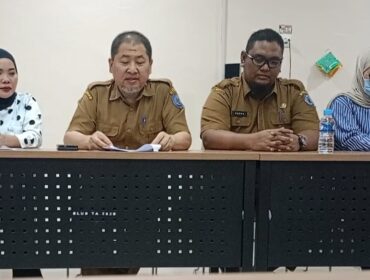 Direktur RSUD Rantauprapat, dr. Adi Subrata, Sp.A., M.K.M., didampingi jajaran manajemen RSUD Rantauprapat saat menggelar pertemuan dengan sejumlah awak media di Ruang Rapat Gedung D RSUD Rantauprapat, terkait video viral di medsos, Senin (13/07/2026)
