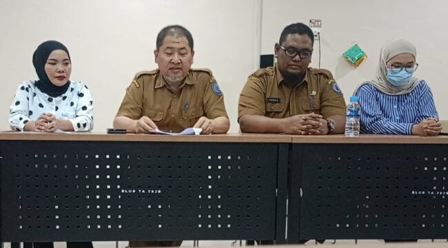 Direktur RSUD Rantauprapat, dr. Adi Subrata, Sp.A., M.K.M., didampingi jajaran manajemen RSUD Rantauprapat saat menggelar pertemuan dengan sejumlah awak media di Ruang Rapat Gedung D RSUD Rantauprapat, terkait video viral di medsos, Senin (13/07/2026)
