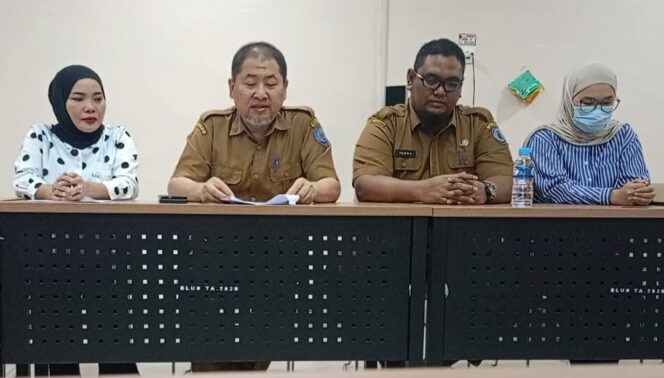 
					Direktur RSUD Rantauprapat, dr. Adi Subrata, Sp.A., M.K.M., didampingi jajaran manajemen RSUD Rantauprapat saat menggelar pertemuan dengan sejumlah awak media di Ruang Rapat Gedung D RSUD Rantauprapat, terkait video viral di medsos, Senin (13/07/2026)
