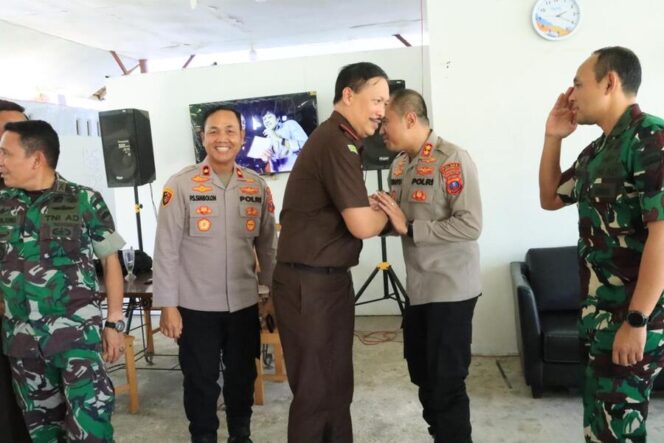 
					Kapolres Labuhanbatu AKBP Wahyu Endrajaya mempererat koordinasi bersama Kodim 0209/Labuhanbatu dan Kejaksaan Negeri Labuhanbatu melalui silaturahmi yang berlangsung hangat di Rantau Utara
