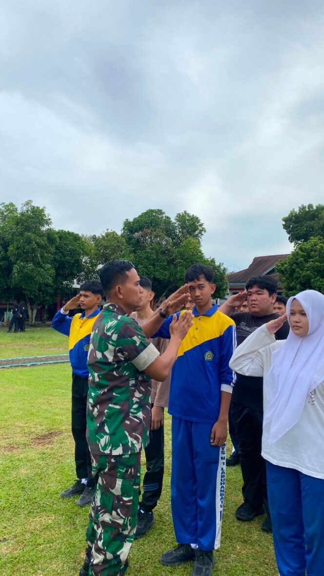 
					Babinsa Koramil 08/Rantauprapat, Koptu Sabar Pasaribu, memberikan pelatihan Peraturan Baris Berbaris (PBB) kepada siswa baru SMA Negeri 3 Rantau Utara dalam rangka MPLS