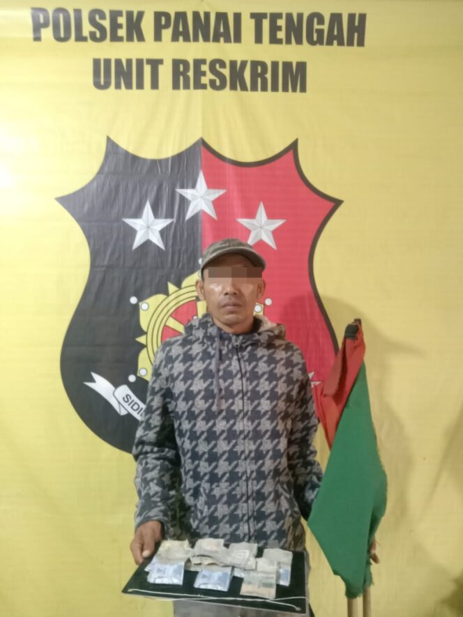 
					Polsek Panai Tengah berhasil mengamankan seorang pria berinisial LS (42) yang diduga melakukan pungutan liar terhadap pengguna jalan di Jembatan Sei Rakyat, Kecamatan Panai Tengah