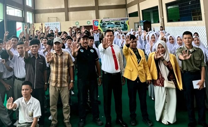 
					Satresnarkoba Polres Labuhanbatu memberikan edukasi bahaya narkoba kepada ratusan siswa baru SMK Muhammadiyah 3 Aek Kanopan dalam kegiatan MPLS dan FORTASI 2026