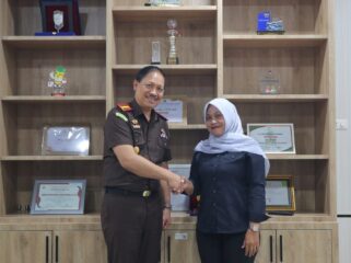 Ketua PWI Labuhanbatu, Erni Manja, S.E., M.M., (Kanan), Kepala Kejaksaan Negeri Labuhanbatu, Jeffry Paultje Maukar, S.H., M.H., (Kiri)