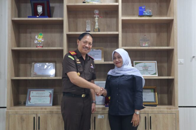 
					Ketua PWI Labuhanbatu, Erni Manja, S.E., M.M., (Kanan), Kepala Kejaksaan Negeri Labuhanbatu, Jeffry Paultje Maukar, S.H., M.H., (Kiri)