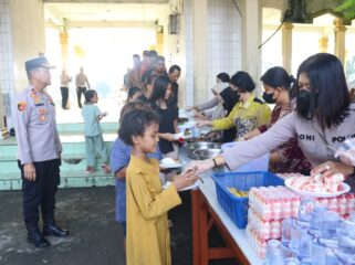 Polres Labuhanbatu kembali berbagi melalui Warung Polri Presisi Minggu ke-15. Sebanyak 400 porsi makanan gratis dibagikan kepada masyarakat di depan Lapangan Ika Bina Rantauprapat