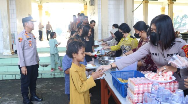 Polres Labuhanbatu kembali berbagi melalui Warung Polri Presisi Minggu ke-15. Sebanyak 400 porsi makanan gratis dibagikan kepada masyarakat di depan Lapangan Ika Bina Rantauprapat