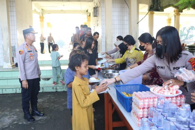
					Polres Labuhanbatu kembali berbagi melalui Warung Polri Presisi Minggu ke-15. Sebanyak 400 porsi makanan gratis dibagikan kepada masyarakat di depan Lapangan Ika Bina Rantauprapat