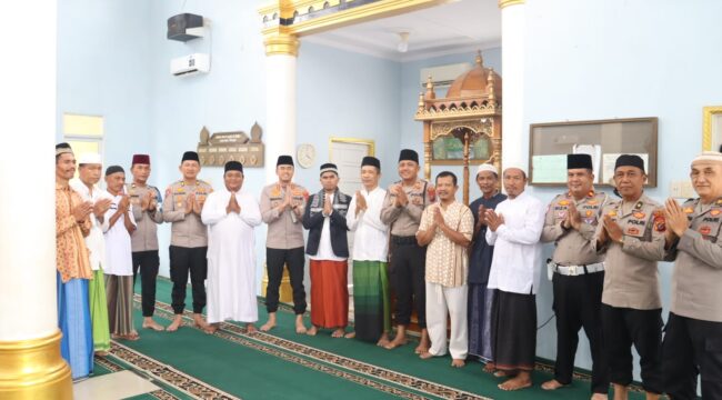 Kapolres Labuhanbatu AKBP Wahyu Endrajaya kembali turun langsung ke tengah masyarakat melalui Safari Jumat di Masjid Al-Ikhlas, Rantau Utara