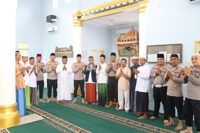 
					Kapolres Labuhanbatu AKBP Wahyu Endrajaya kembali turun langsung ke tengah masyarakat melalui Safari Jumat di Masjid Al-Ikhlas, Rantau Utara
