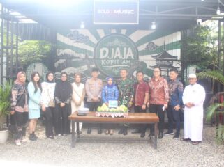Dandim 0209/Labuhanbatu Letkol Kav Hanung Kaptiaji menghadiri Grand Opening Djaja Kopi Tiam di Rantauprapat sebagai bentuk dukungan nyata terhadap pelaku usaha lokal