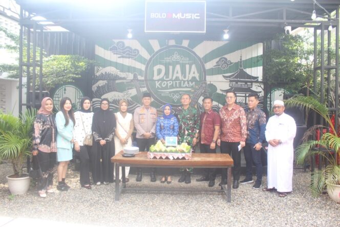 
					Dandim 0209/Labuhanbatu Letkol Kav Hanung Kaptiaji menghadiri Grand Opening Djaja Kopi Tiam di Rantauprapat sebagai bentuk dukungan nyata terhadap pelaku usaha lokal