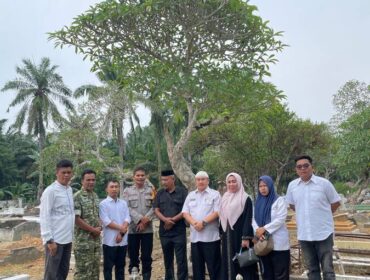 Babinsa Koramil 05/BD Sertu Malik Saifullizan menghadiri ziarah makam tokoh pemekaran Kabupaten Labuhanbatu Utara dalam rangka HUT ke-18 Labura
