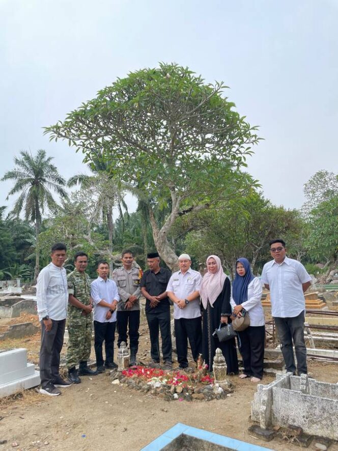 
					Babinsa Koramil 05/BD Sertu Malik Saifullizan menghadiri ziarah makam tokoh pemekaran Kabupaten Labuhanbatu Utara dalam rangka HUT ke-18 Labura