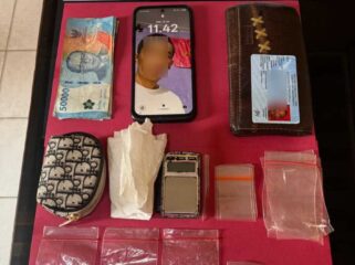 Polisi menyita 30,81 gram sabu, timbangan digital, plastik klip, dan uang tunai yang diduga berkaitan dengan transaksi narkotika