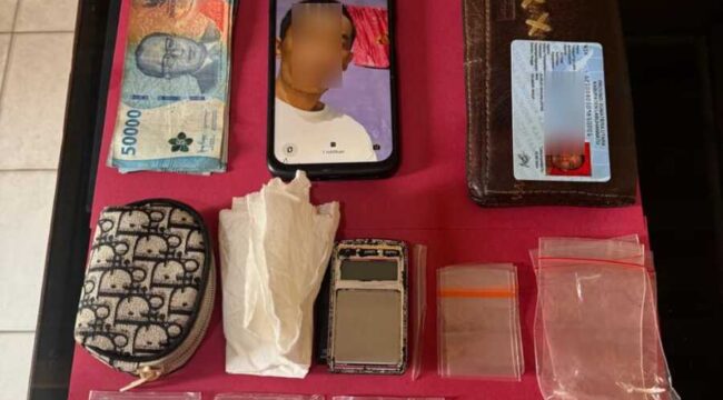 Polisi menyita 30,81 gram sabu, timbangan digital, plastik klip, dan uang tunai yang diduga berkaitan dengan transaksi narkotika