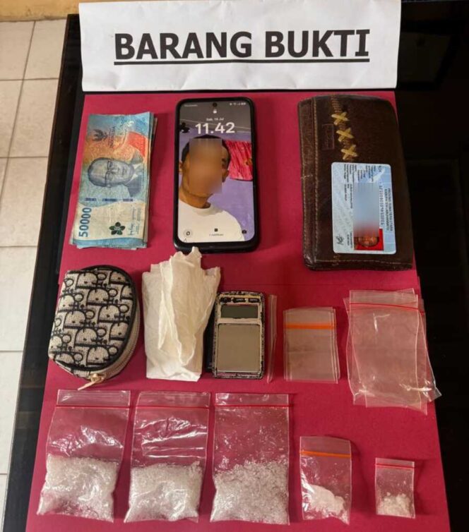 
					Polisi menyita 30,81 gram sabu, timbangan digital, plastik klip, dan uang tunai yang diduga berkaitan dengan transaksi narkotika
