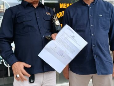 Ketua PWI Sumut, H. Farianda Putra Sinik (Kanan) dan Ketua Bidang Hukum PWI Sumut, Amrizal (Kiri) saat memberikan keteragan persnya kepada rekan-rekan wartawan di Polda Sumut (Selasa, 21/07/2026)
