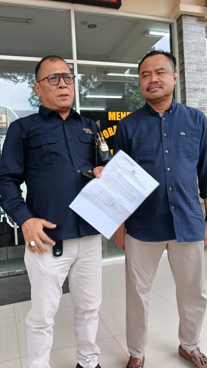 
					Ketua PWI Sumut, H. Farianda Putra Sinik (Kanan) dan Ketua Bidang Hukum PWI Sumut, Amrizal (Kiri) saat memberikan keteragan persnya kepada rekan-rekan wartawan di Polda Sumut (Selasa, 21/07/2026)