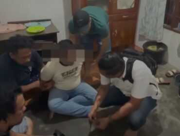 Seorang pria berinisial DAS diamankan Satresnarkoba Polres Labuhanbatu dengan barang bukti 5,88 gram sabu, cartridge vape diduga mengandung Etomidate, timbangan digital hingga uang hasil penjualan