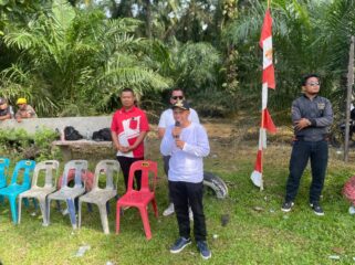 Camat Pangkatan Richi Gunawan Siregar saat menyampaikan sambutan serta resmi membuka Turnamen Mini Soccer Tingkat SD di Desa Tanjung Harapan, Rabu (05/08/2026) 