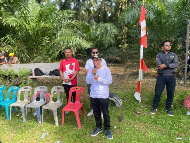 
					Camat Pangkatan Richi Gunawan Siregar saat menyampaikan sambutan serta resmi membuka Turnamen Mini Soccer Tingkat SD di Desa Tanjung Harapan, Rabu (05/08/2026) 