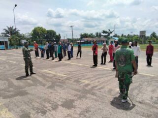 Personel Koramil 04/LB Gembleng Paskibraka Panai Hulu Jelang HUT RI Ke-81