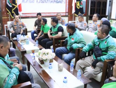Kapolres Labuhanbatu AKBP Wahyu Endrajaya memperkuat sinergi dengan komunitas ojek online melalui audiensi di Mapolres Labuhanbatu